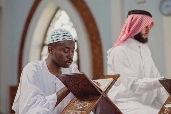 Dois muçulmanos religiosos rezando juntos dentro da mesquita — Fotografia de Stock