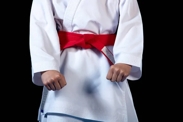 Aikido Červený pás na bílé kimono na černém pozadí — Stock fotografie