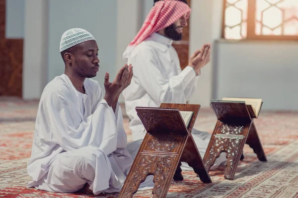 Dva náboženští muslimové modlí společně uvnitř mešity — Stock fotografie