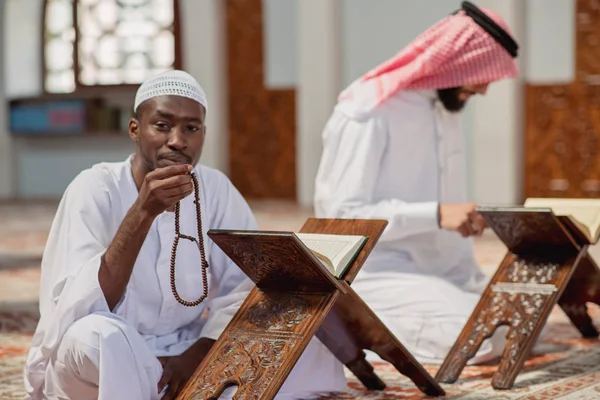 Два религиозных мусульманина молятся вместе в мечети — стоковое фото