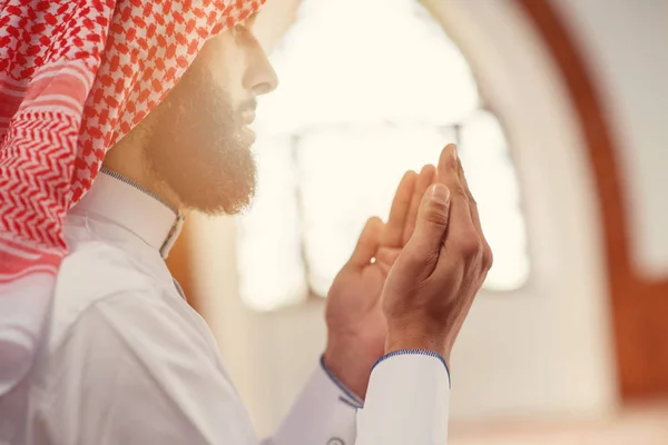 Religioso muçulmano homem orando dentro da mesquita — Fotografia de Stock