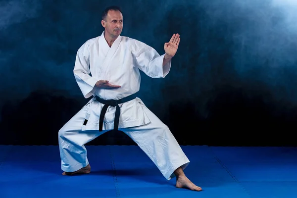 Fehér Karate harcos elszigetelt a fekete füst hatása — Stock Fotó