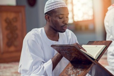 Müslüman adam camide namaz kılıyor.