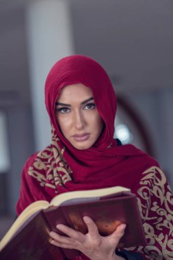 Kuran ya da Kuran okuyan Müslüman Kadın Camide Geleneksel Giysiler Giyiyor