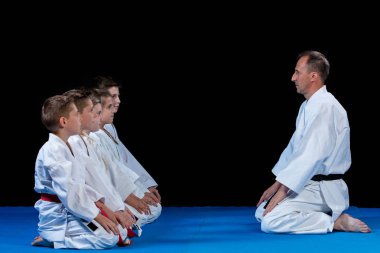 genç, güzel, başarılı çok etik karate çocuklar karate pozisyonda.