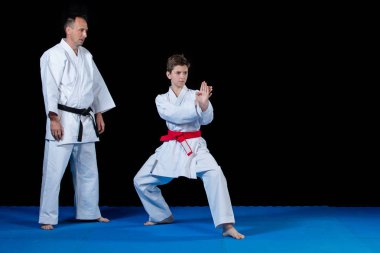 Erkek karate öğretmen Dojo'da küçük çocuk eğitimi