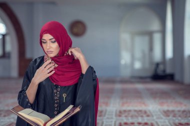 Genç Müslüman kadın ile tespih camide dua