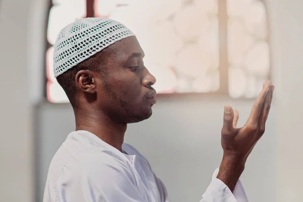 L'homme musulman prie dans la mosquée — Photo