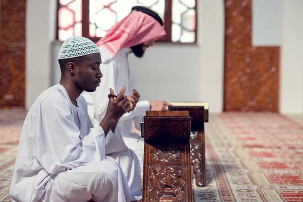 Dois muçulmanos religiosos rezando juntos dentro da mesquita — Fotografia de Stock