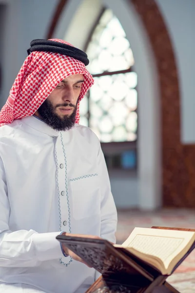 Náboženský muslim modlí uvnitř mešity — Stock fotografie