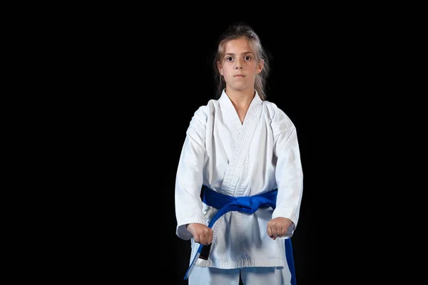 Chica joven en un kimono blanco, karate — Foto de Stock