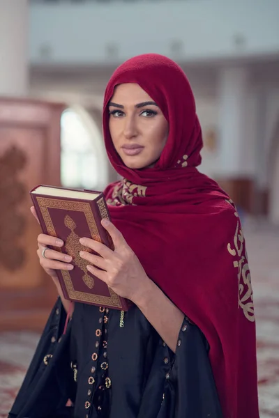 Muselman Kvinna Läsa Koranen eller Quran Bära Traditionell Klänning vid Moské — Stockfoto