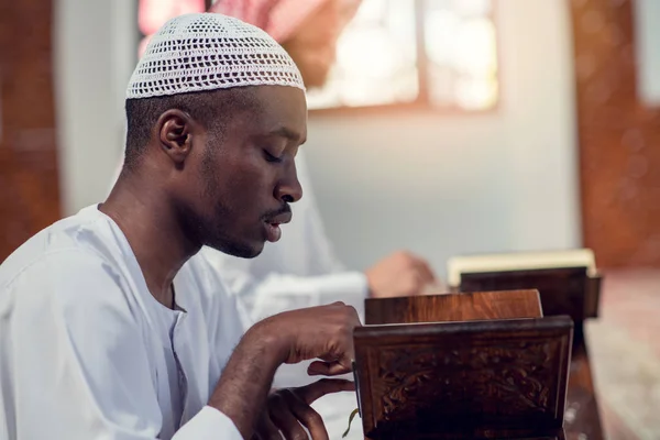 Два религиозных мусульманина молятся вместе в мечети — стоковое фото