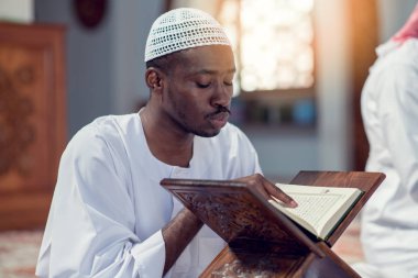 Müslüman adam camide namaz kılıyor.