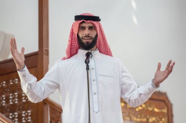 Müslüman ya da imam, Namaz Ezan gerçekleştirmek veya Arama Yardımcısı.