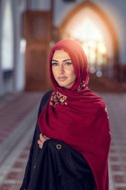 camide poz hijab giyen genç kadın