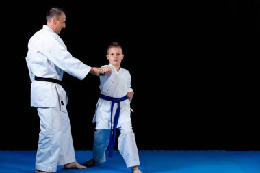Erkek karate öğretmen Dojo'da küçük çocuk eğitimi
