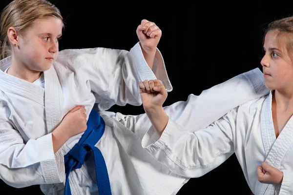 Artes marciales de karate Dos niñas demuestran artes marciales trabajando juntas . — Foto de Stock