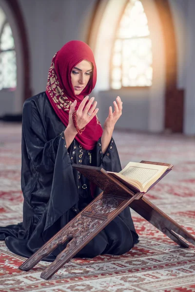 Jeune femme musulmane priant avec chapelet dans la mosquée — Photo