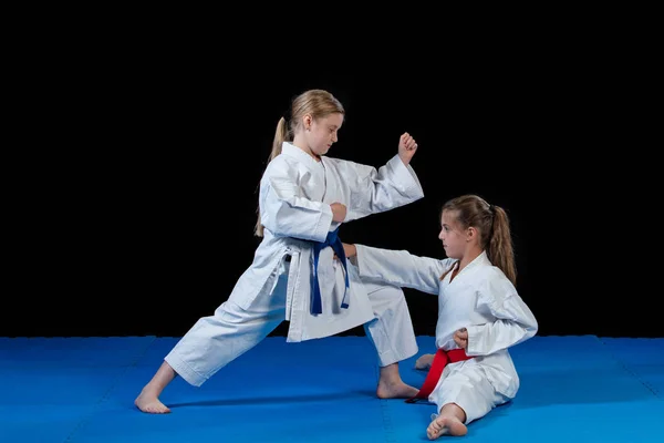 Artes marciales de karate Dos niñas demuestran artes marciales trabajando juntas . — Foto de Stock