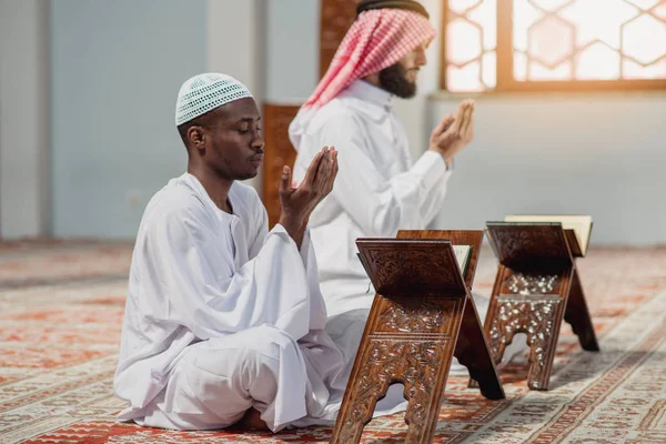 İki dindar Müslüman camide birlikte dua ediyor.