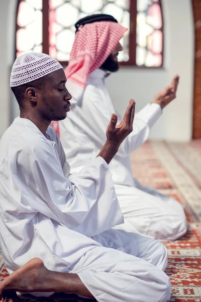 İki dindar Müslüman camide birlikte dua ediyor. — Stok fotoğraf