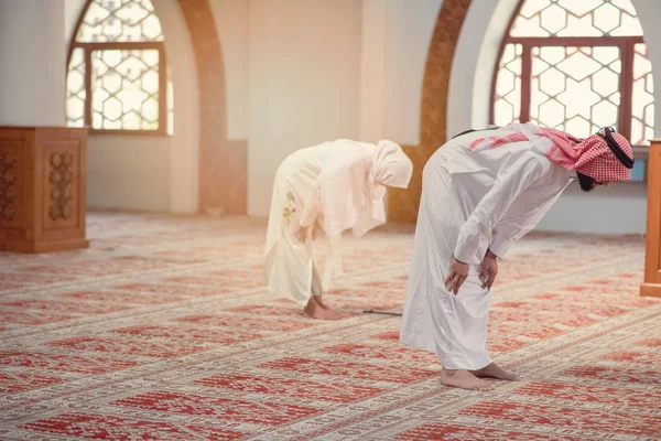 Мусульмане и мусульмане молятся Аллаху в мечети вместе — стоковое фото