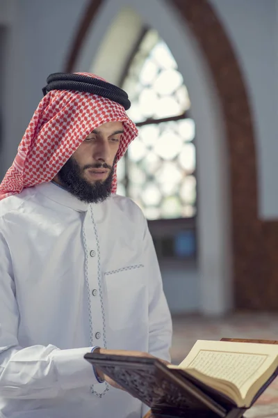 Religioso muçulmano homem orando dentro da mesquita — Fotografia de Stock