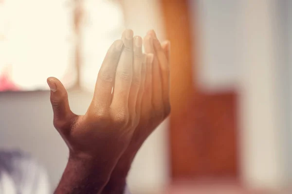 Mano del hombre negro musulmán personas rezando con fondo interior mezquita —  Fotos de Stock