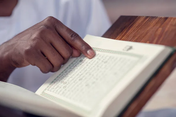 Main d'homme noir musulman personnes priant avec fond intérieur de la mosquée — Photo