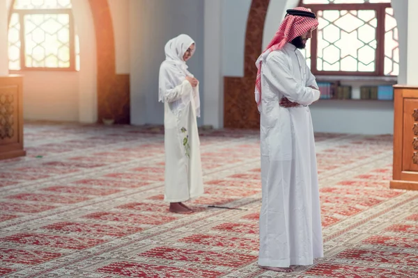 穆斯林的男人和女人在一起祈求安拉在清真寺 — 图库照片
