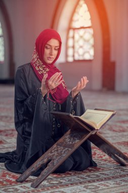 Genç Müslüman kadın ile tespih camide dua