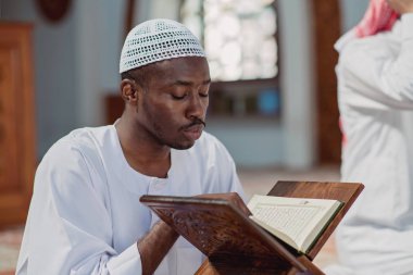 Müslüman adam camide namaz kılıyor.