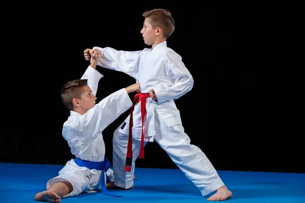 Dois meninos treinando exercícios de karatê kata na qualificação do teste — Fotografia de Stock