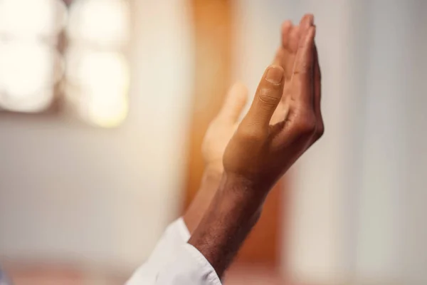 Hand muslimischer Schwarzer beim Gebet mit Moschee-Hintergrund — Stockfoto