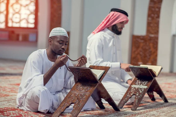 İki dindar Müslüman camide birlikte dua ediyor.