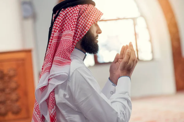 Religioso muçulmano homem orando dentro da mesquita — Fotografia de Stock