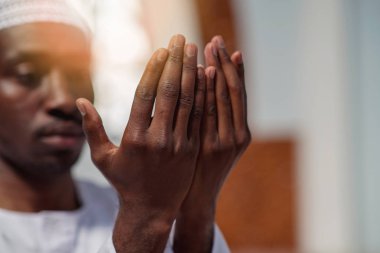 Müslüman adam camide namaz kılıyor.