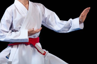 Siyah arka plan üzerine beyaz kimono Aikido kırmızı kemer