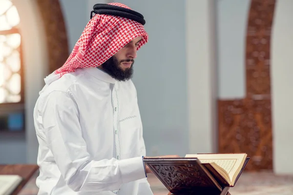 Religioso muçulmano homem orando dentro da mesquita — Fotografia de Stock