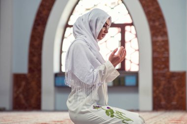 Arapça genç Müslüman kadının camide dua
