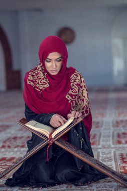 Kuran ya da Kuran okuyan Müslüman Kadın Camide Geleneksel Giysiler Giyiyor