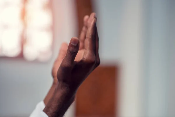 Mão de muçulmanos negros pessoas rezando com fundo interior mesquita — Fotografia de Stock