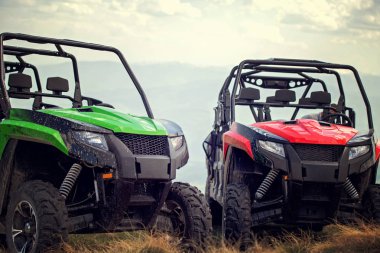 Arkadaşlar dört kiralama veya Atv ve Utv araçlar ile off-road sürüş