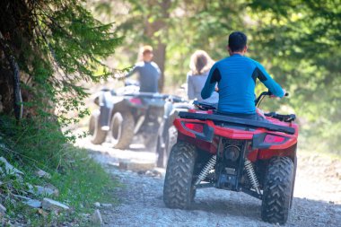 ATV araç üzerinde yol pist dışında insanlar açık spor activitiies Tema kişini