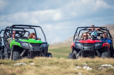 Arkadaşlar dört kiralama veya Atv ve Utv araçlar ile off-road sürüş