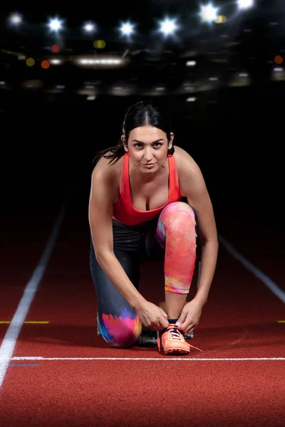 Atleta chica tratando de correr zapatos preparándose para la carrera en pista —  Fotos de Stock