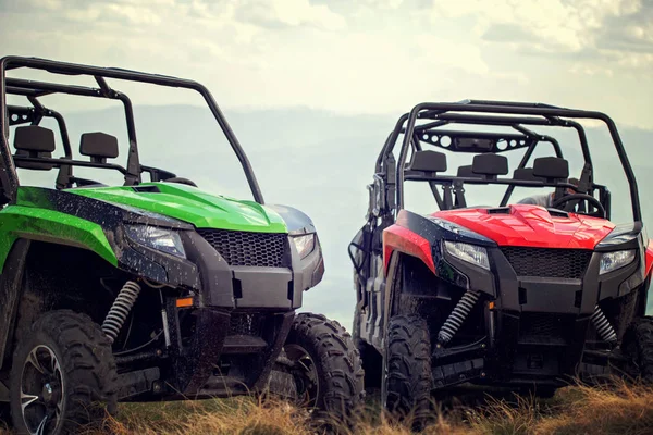 クワッド バイクや Atv、Utv 車でオフロード走行の友人 — ストック写真