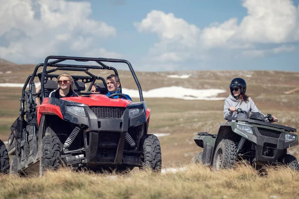 Amigos conduciendo fuera de carretera con quad bike o vehículos ATV y UTV — Foto de Stock