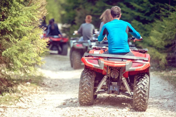 Hombre a caballo vehículo atv en la pista fuera de la carretera, la gente actividades deportivas al aire libre tema —  Fotos de Stock